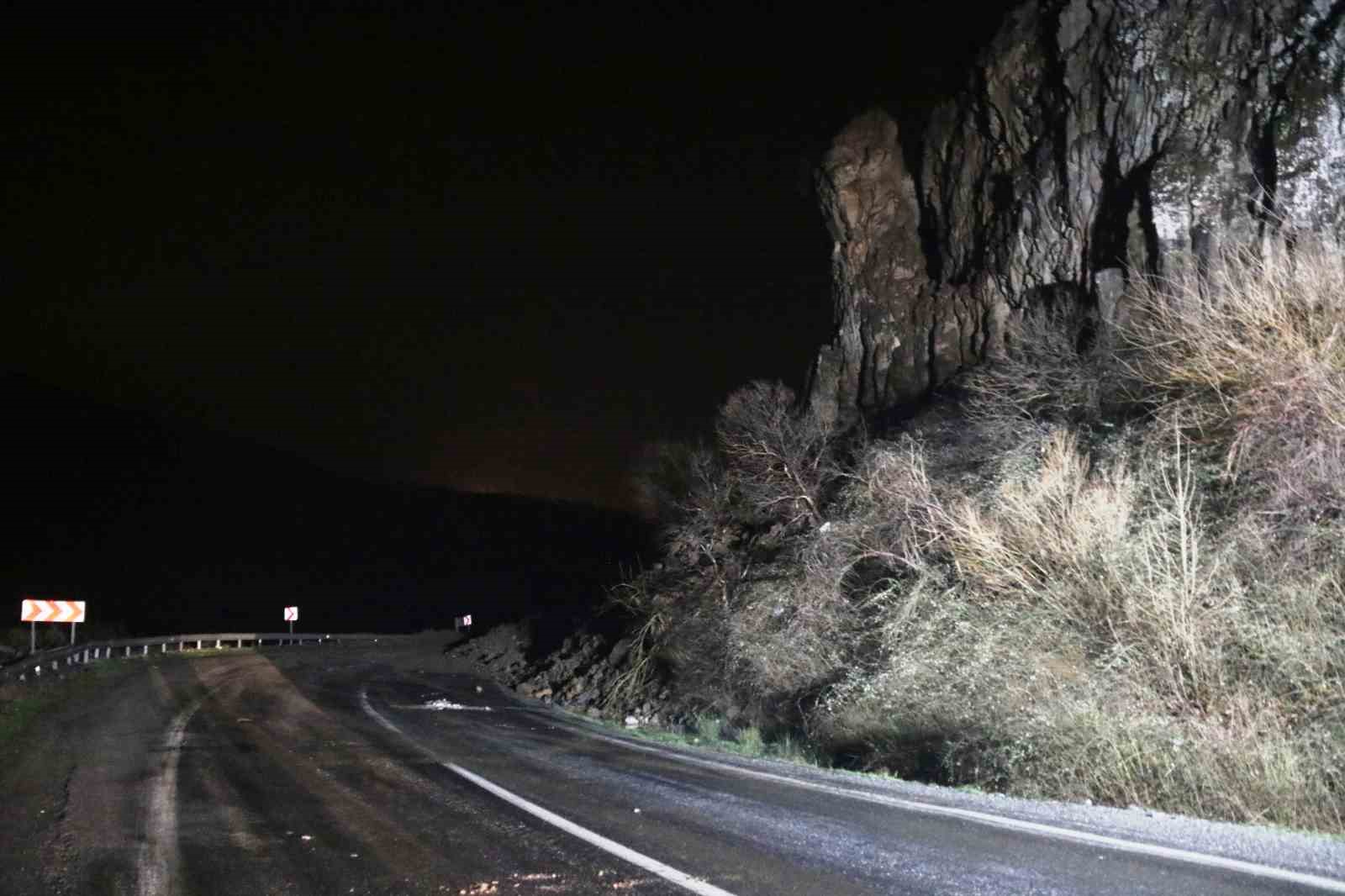 Bitlis’te yola düşen kayalar trafik akışını durdurdu