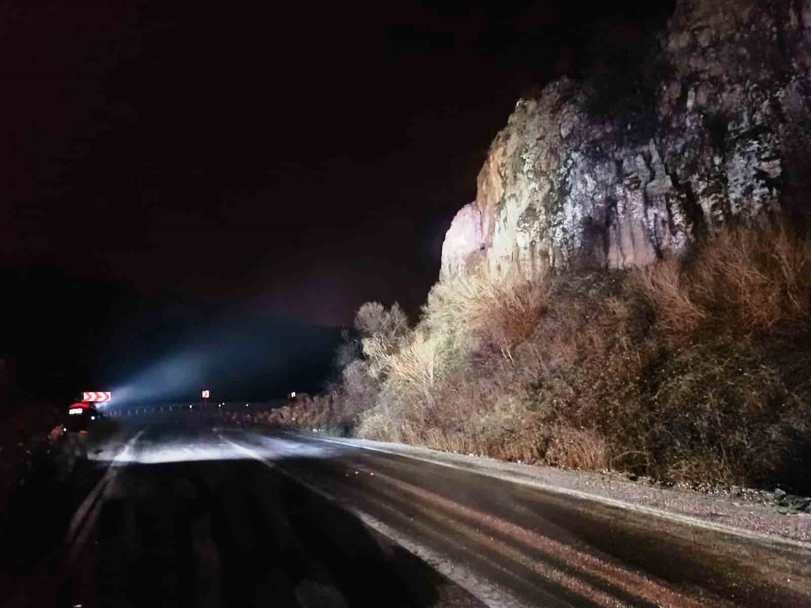 Bitlis’te yola düşen kayalar trafik akışını durdurdu