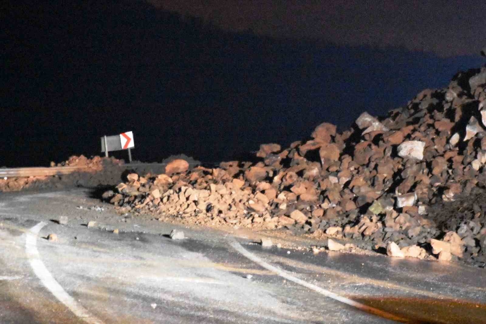 Bitlis’te yola düşen kayalar trafik akışını durdurdu