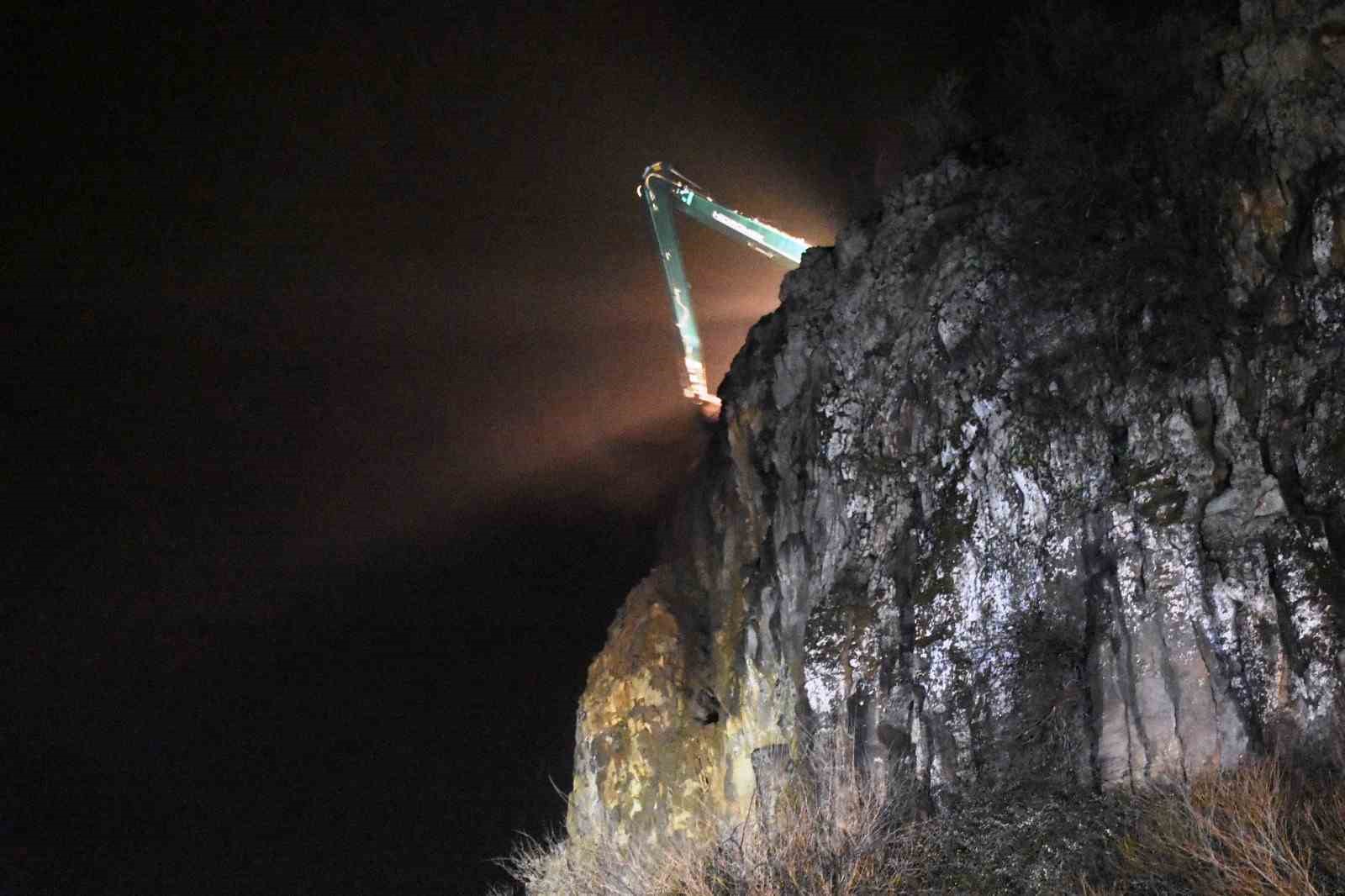 Bitlis’te yola düşen kayalar trafik akışını durdurdu