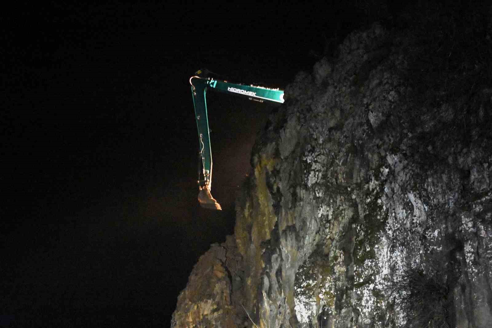 Bitlis’te yola düşen kayalar trafik akışını durdurdu