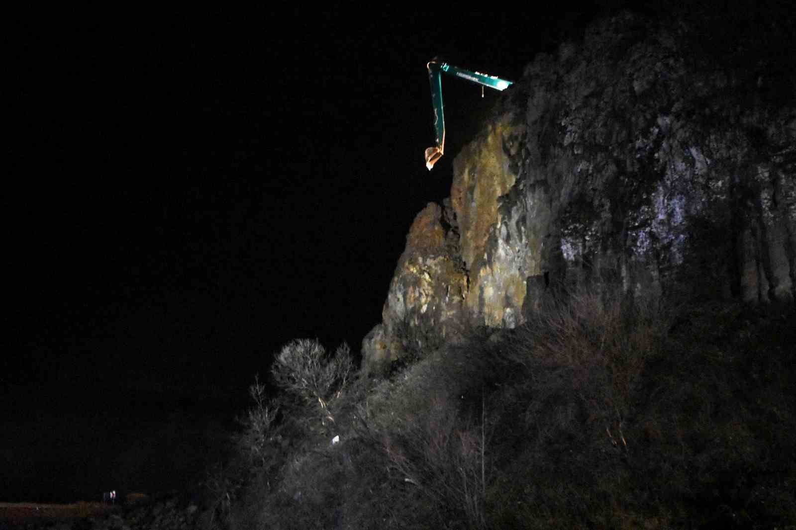 Bitlis’te yola düşen kayalar trafik akışını durdurdu