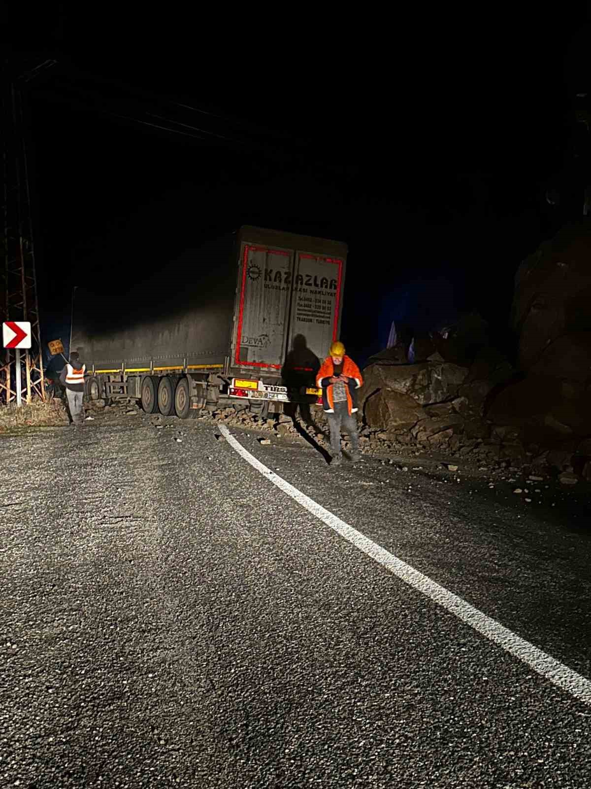 Yamaçtan kopan kayalar tıra isabet etti: Sürücü heyelan altında kalmaktan son anda kurtuldu