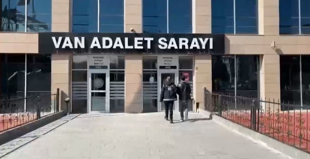 Malzeme yüklü tırdan düzensiz göçmen çıktı