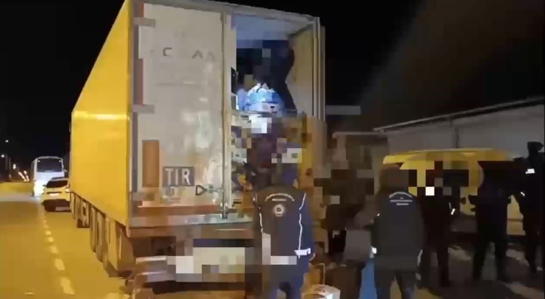 Malzeme yüklü tırdan düzensiz göçmen çıktı