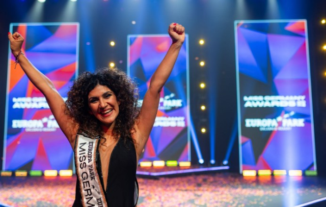 Miss Germany 2024 yarışmasının şampiyonu 39 yaşındaki İranlı Apameh Senauer odu