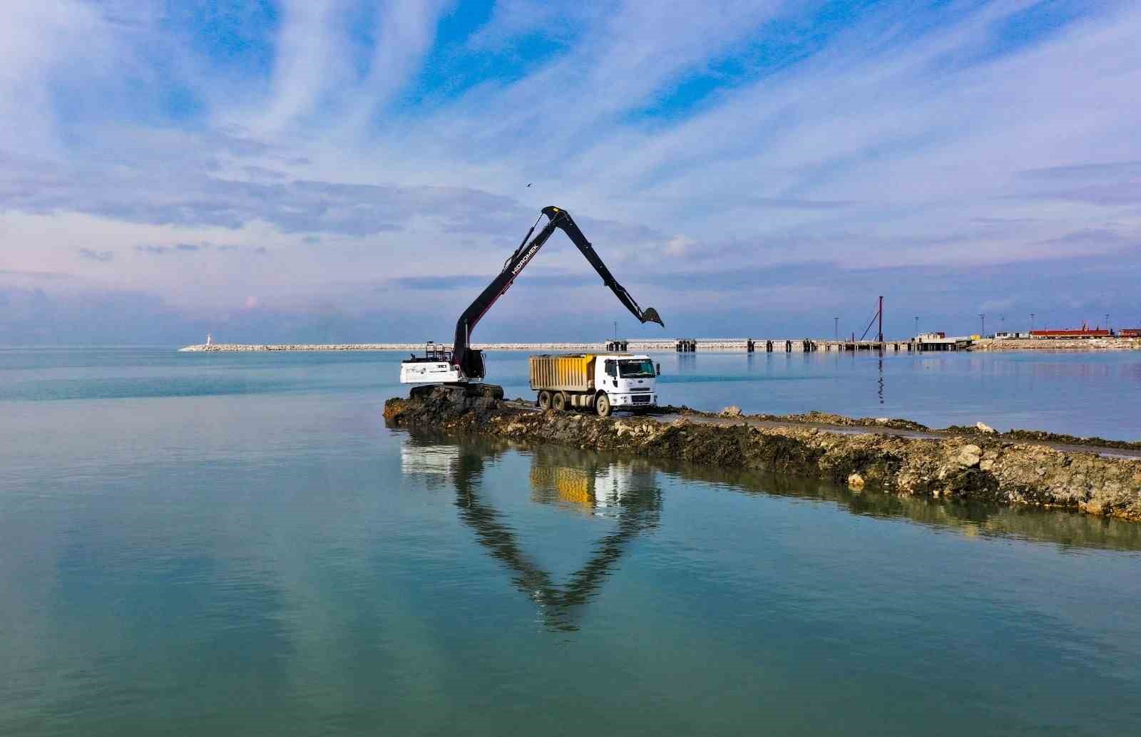 Van Gölü’nden 1 milyon 600 bin metreküp dip çamuru çıkarıldı