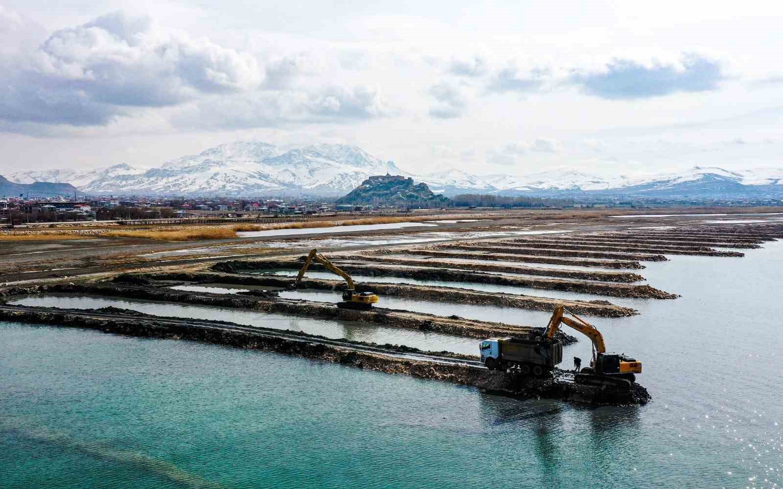 Van Gölü’nden 1 milyon 600 bin metreküp dip çamuru çıkarıldı