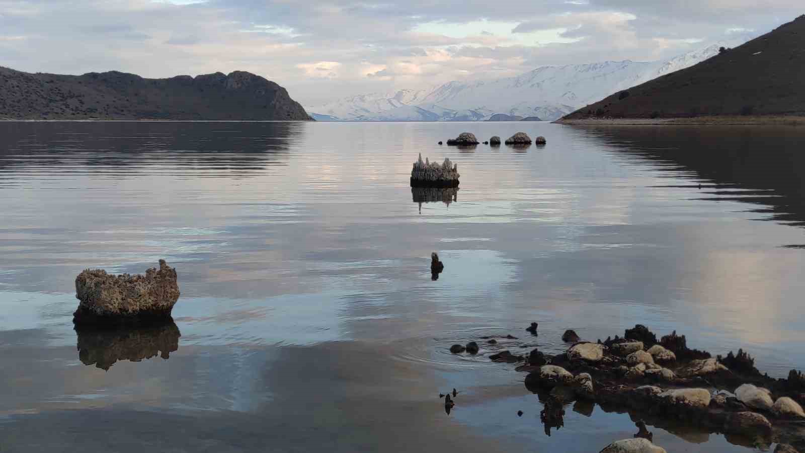 Van Gölü’ndeki çekilmeyle ortaya çıkan mikrobiyalitler balıkçılar için tehlike oluşturuyor