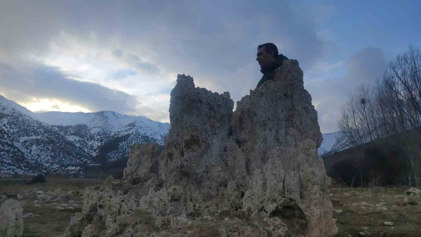 Van Gölü’ndeki çekilmeyle ortaya çıkan mikrobiyalitler balıkçılar için tehlike oluşturuyor