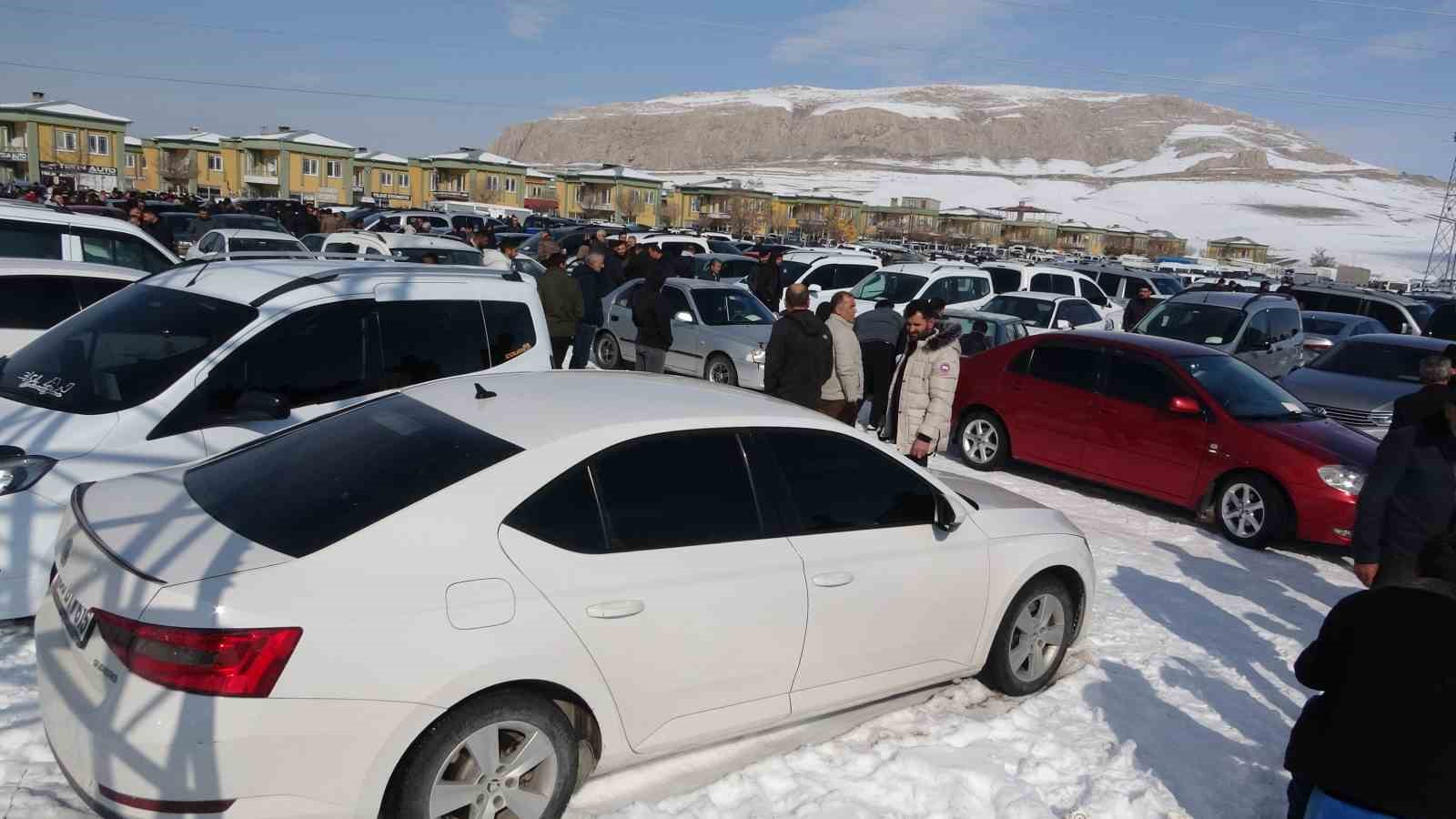 Van’da soğuk havaya rağmen açık oto pazarı araçlarla doldu