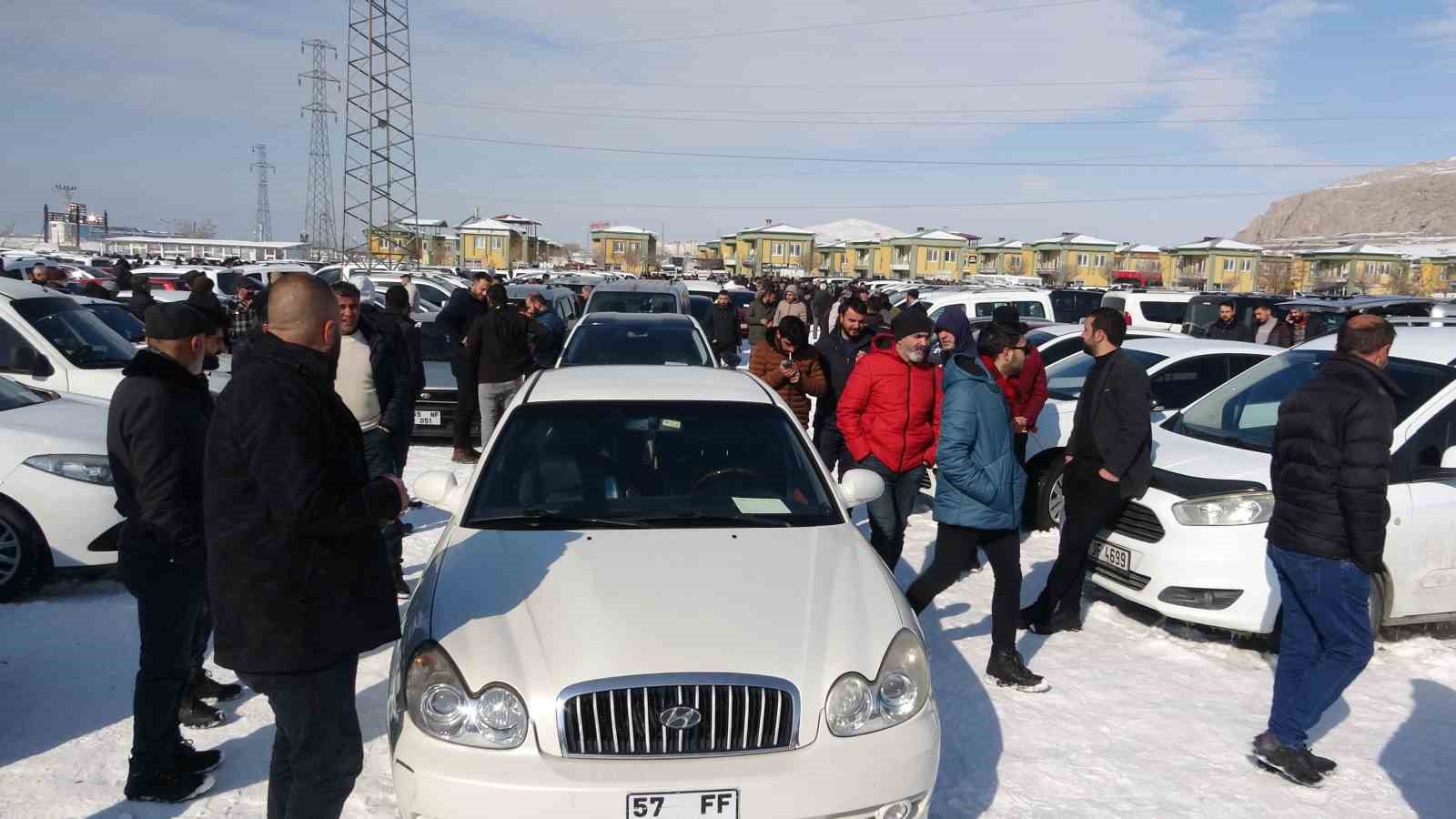 Van’da soğuk havaya rağmen açık oto pazarı araçlarla doldu