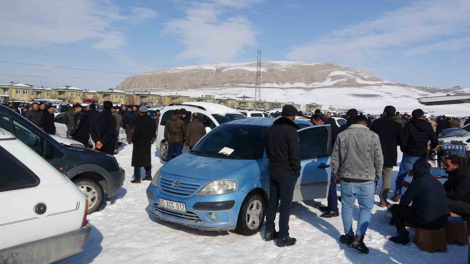 Van’da soğuk havaya rağmen açık oto pazarı araçlarla doldu