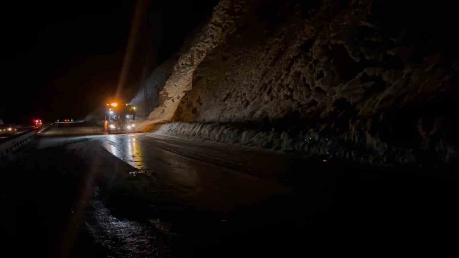 Gevaş’ta yola çığ düştü