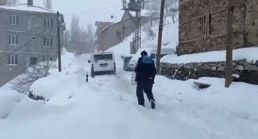 Van’da 96 yerleşim yerinin yolu ulaşıma kapandı