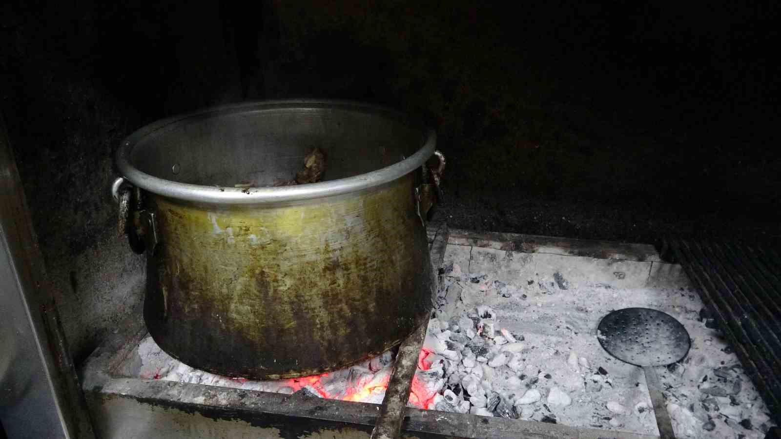 Van’da yöresel yemekler iftar sofralarını süslüyor