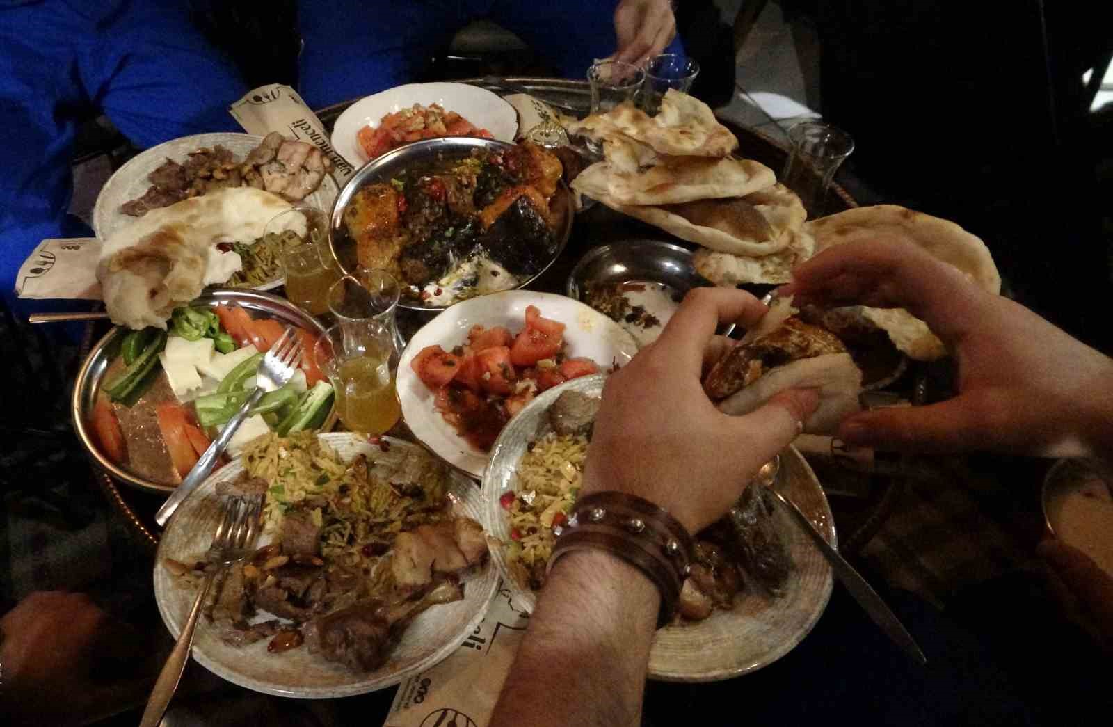 Van’da yöresel yemekler iftar sofralarını süslüyor