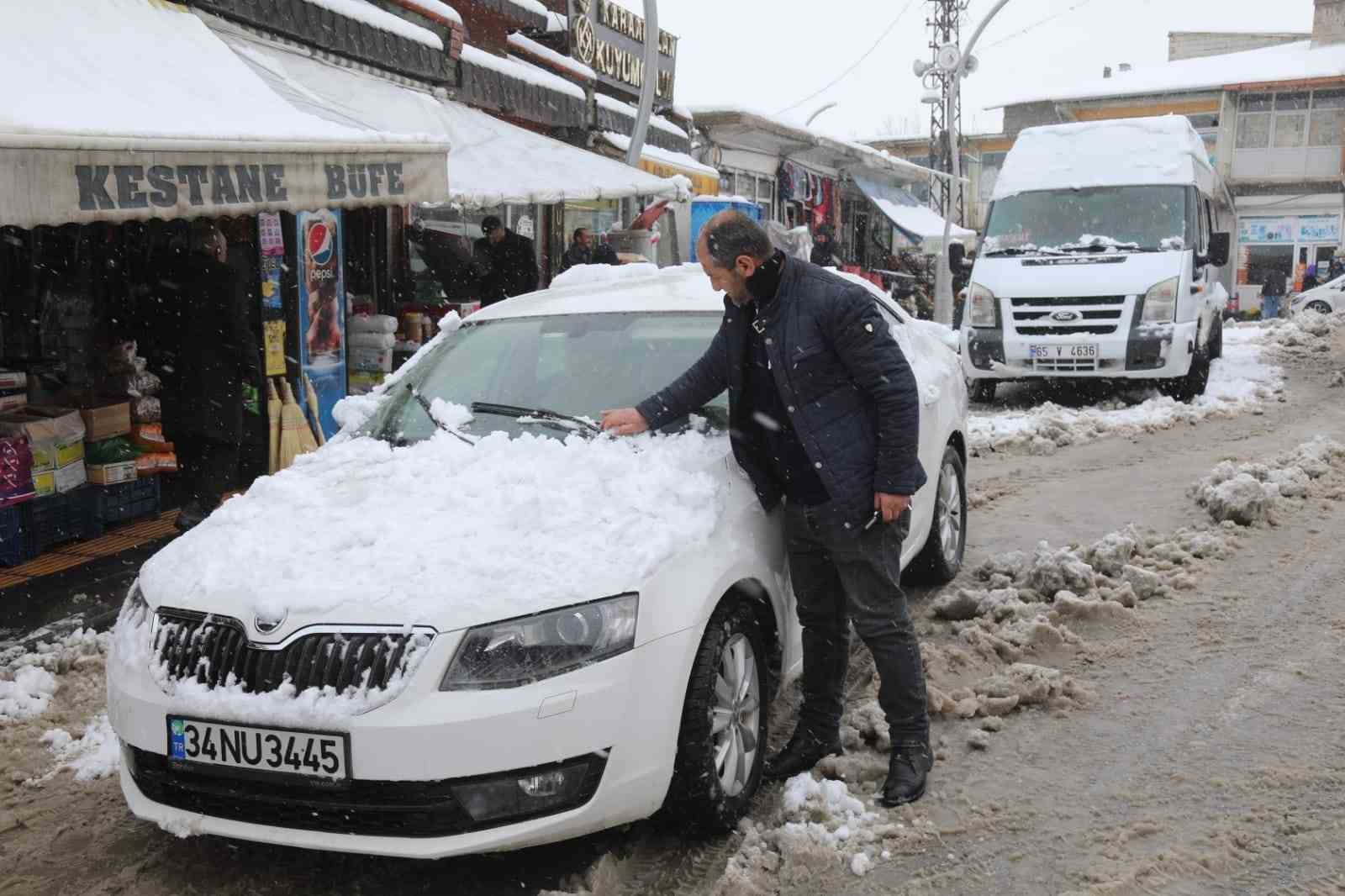 Başkale’de kış geri döndü: 21 yerleşim yerinin yolu ulaşıma kapandı