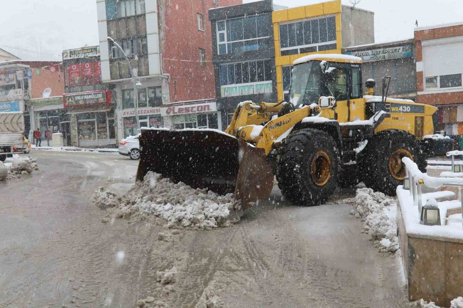 Başkale’de kış geri döndü: 21 yerleşim yerinin yolu ulaşıma kapandı