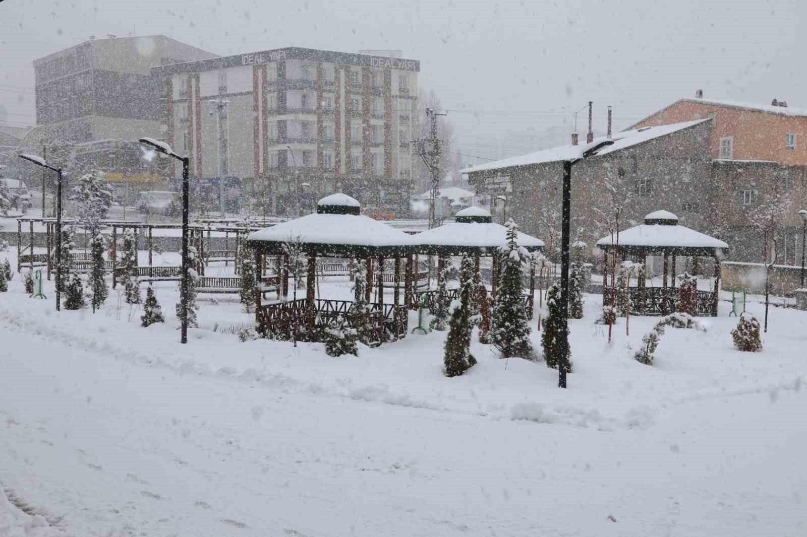 Başkale’de kış geri döndü: 21 yerleşim yerinin yolu ulaşıma kapandı