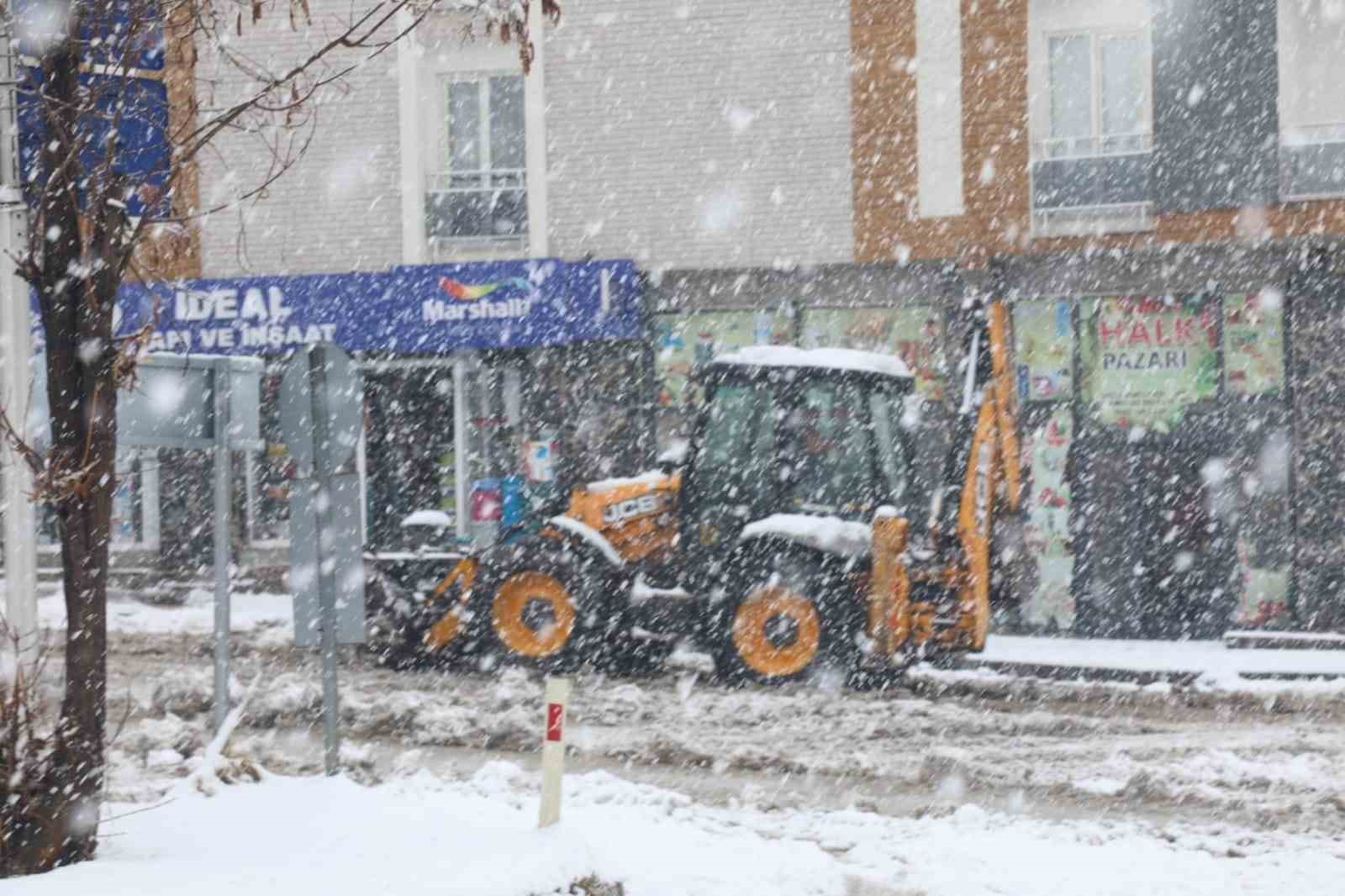 Başkale’de kış geri döndü: 21 yerleşim yerinin yolu ulaşıma kapandı