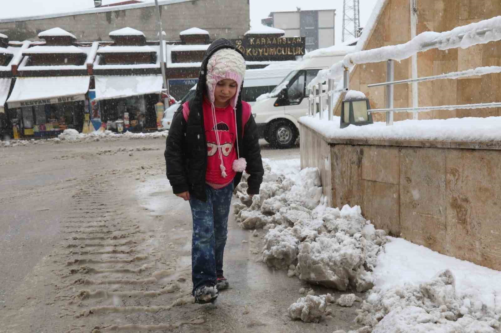 Başkale’de kış geri döndü: 21 yerleşim yerinin yolu ulaşıma kapandı