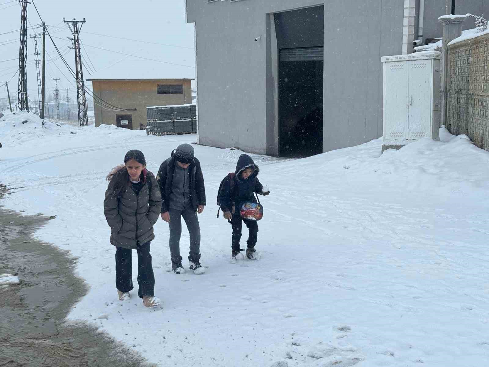 Başkale’de kar yağışı etkili oldu