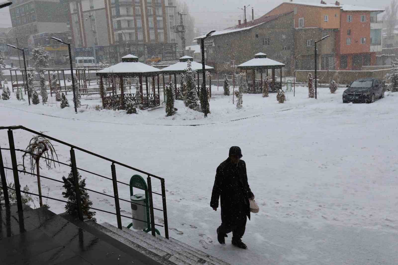 Başkale’de kar yağışı etkili oldu