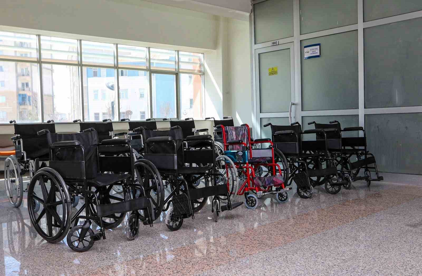Van’da engellilere tekerlekli sandalye ve medikal malzeme desteği