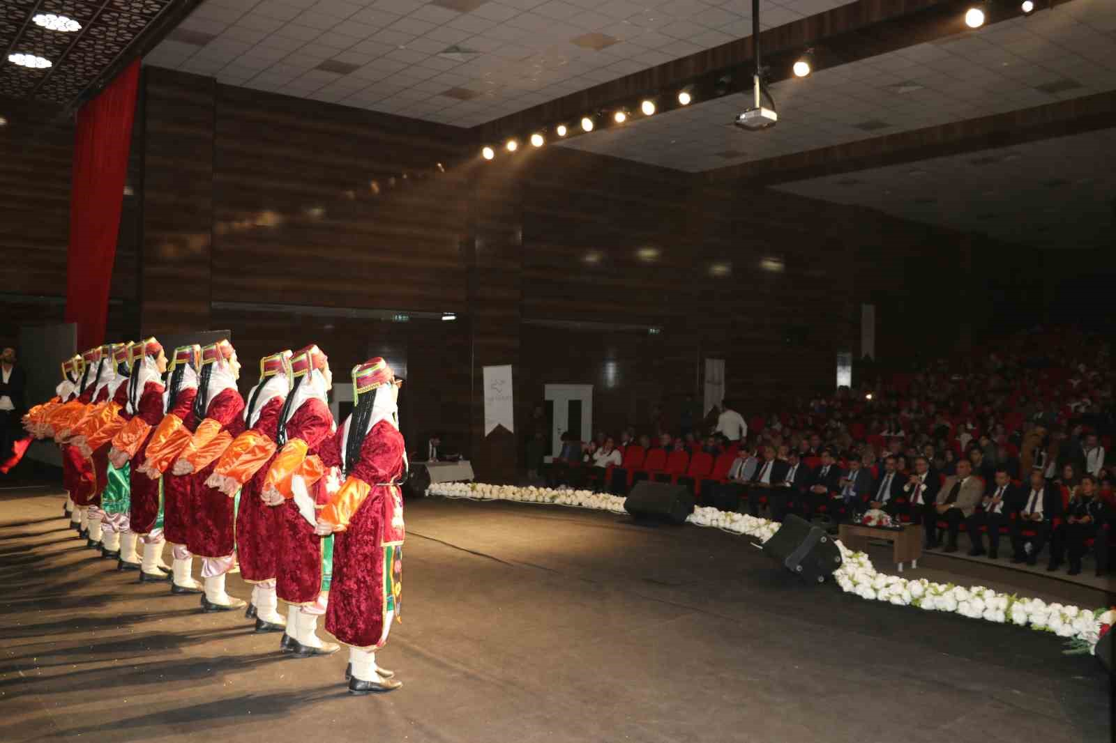 Van’da halk oyunları şenliği başladı