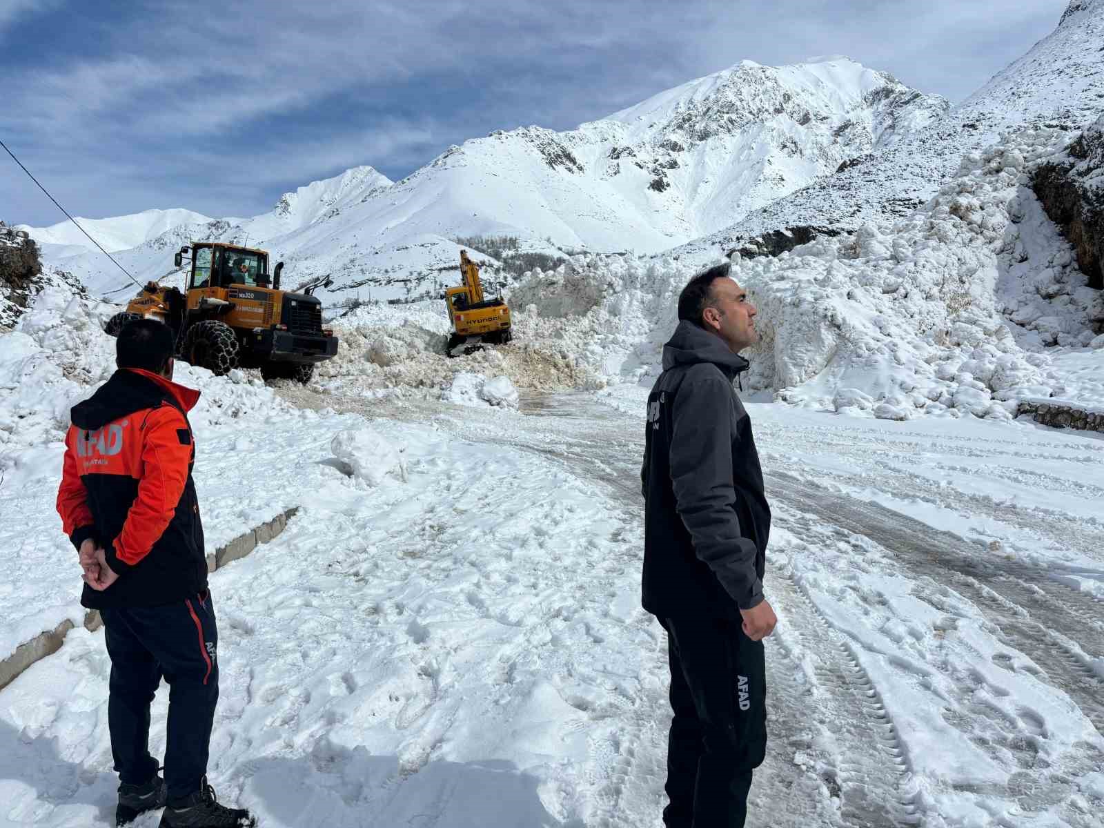 Van’da yetkililer çığ bölgesinde inceleme yaptı