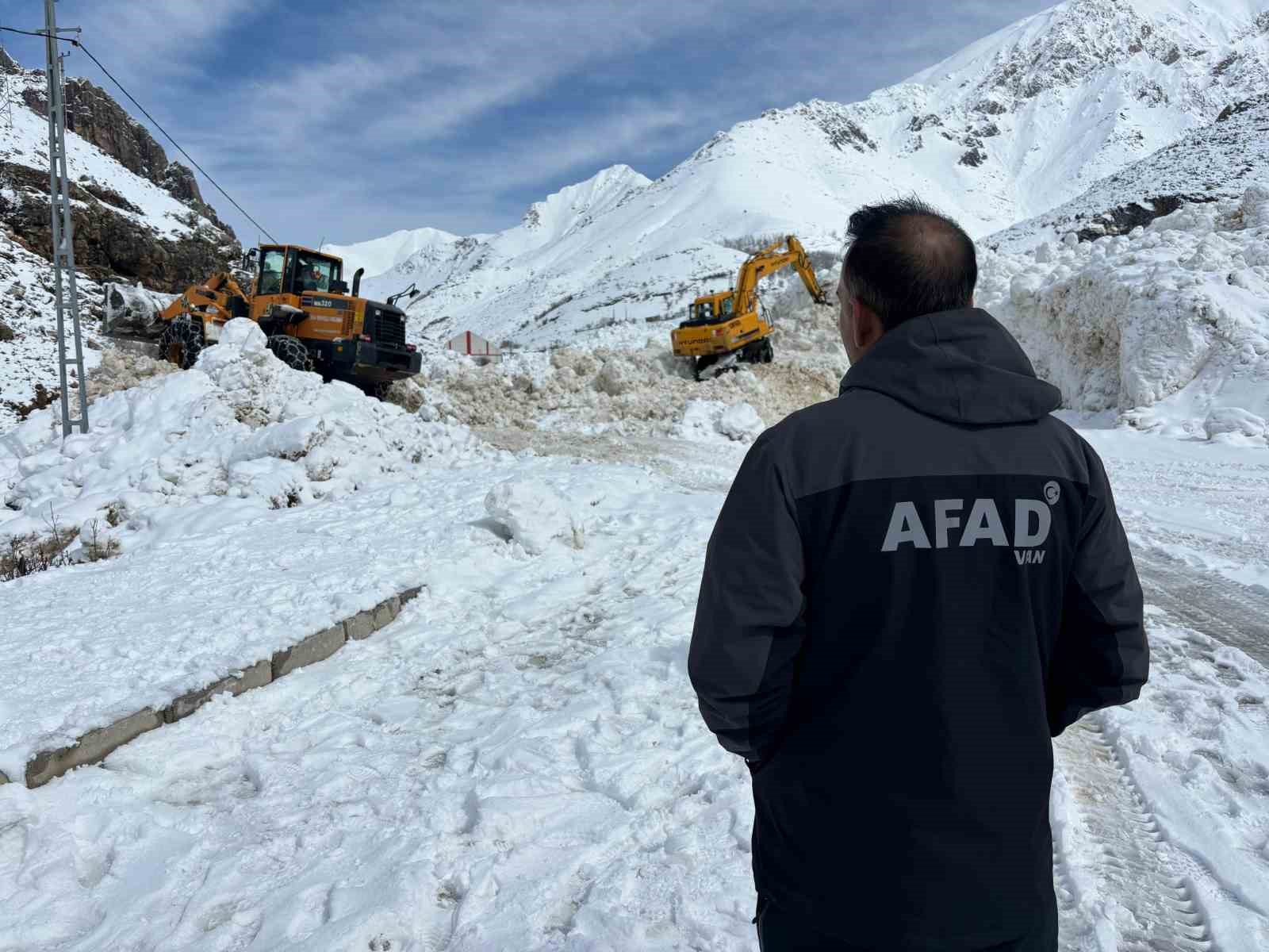 Van’da yetkililer çığ bölgesinde inceleme yaptı