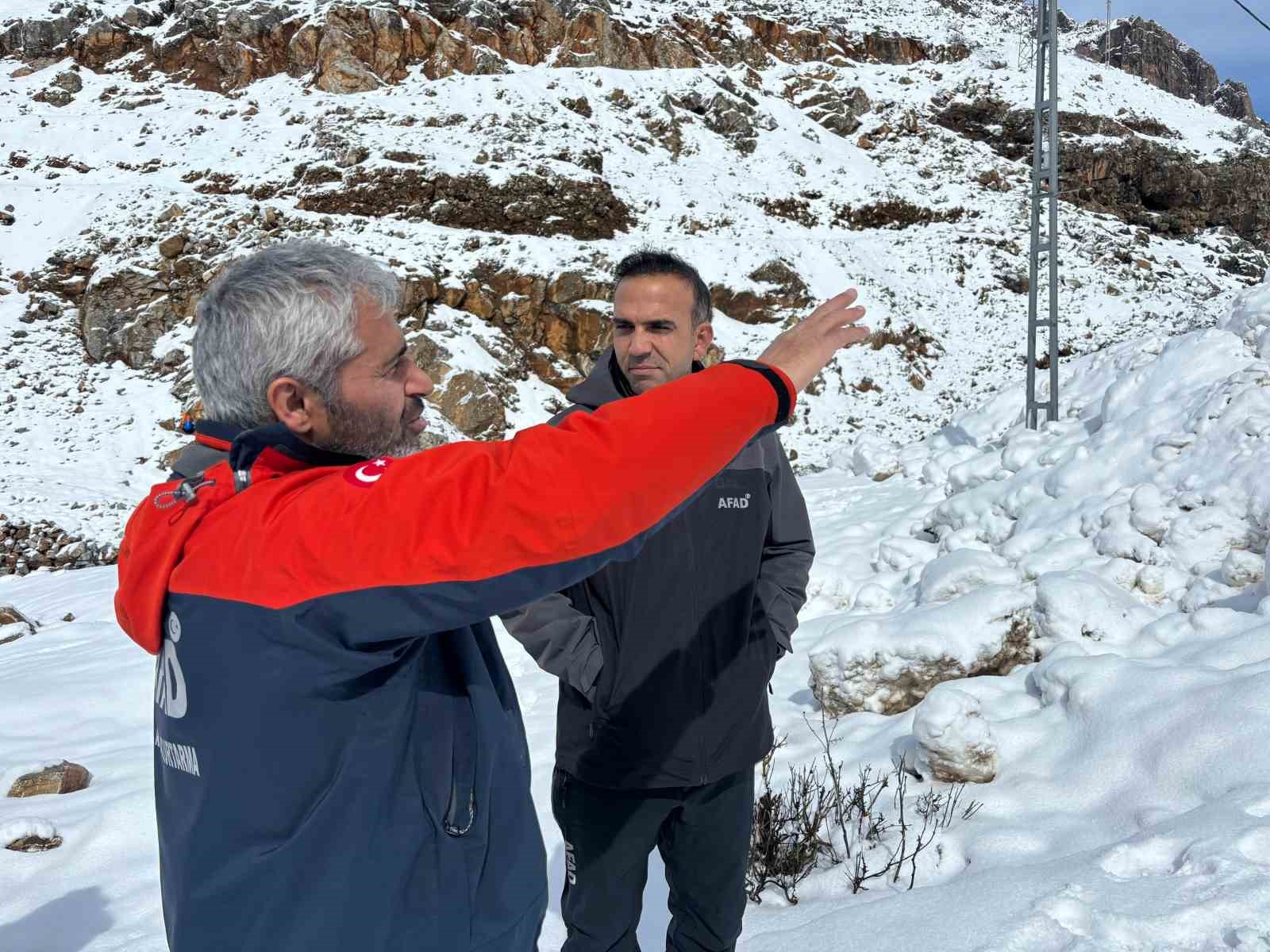 Van’da yetkililer çığ bölgesinde inceleme yaptı