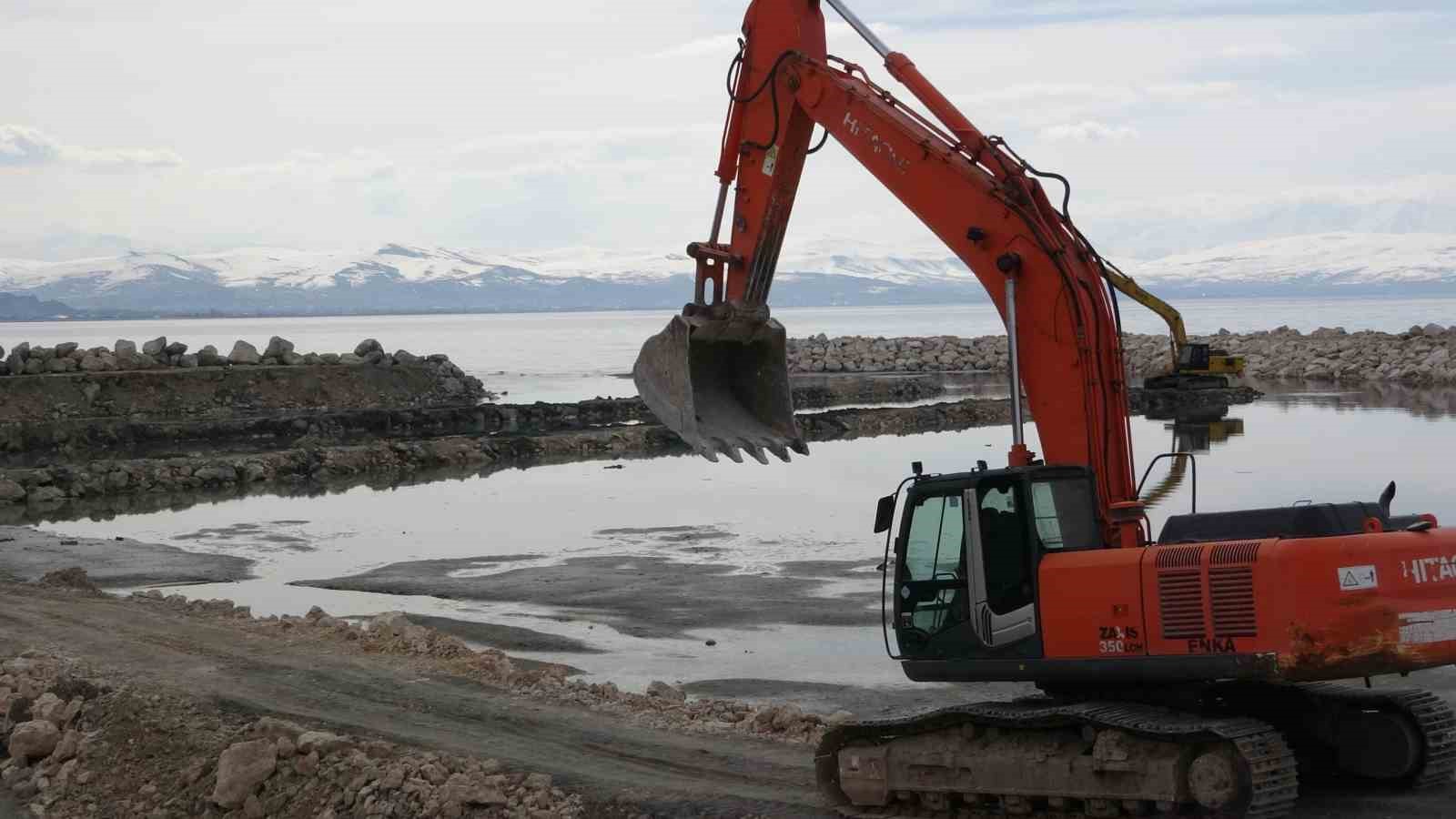 Van Gölü’ndeki çekilme limanları kullanılamaz hale getiriyor