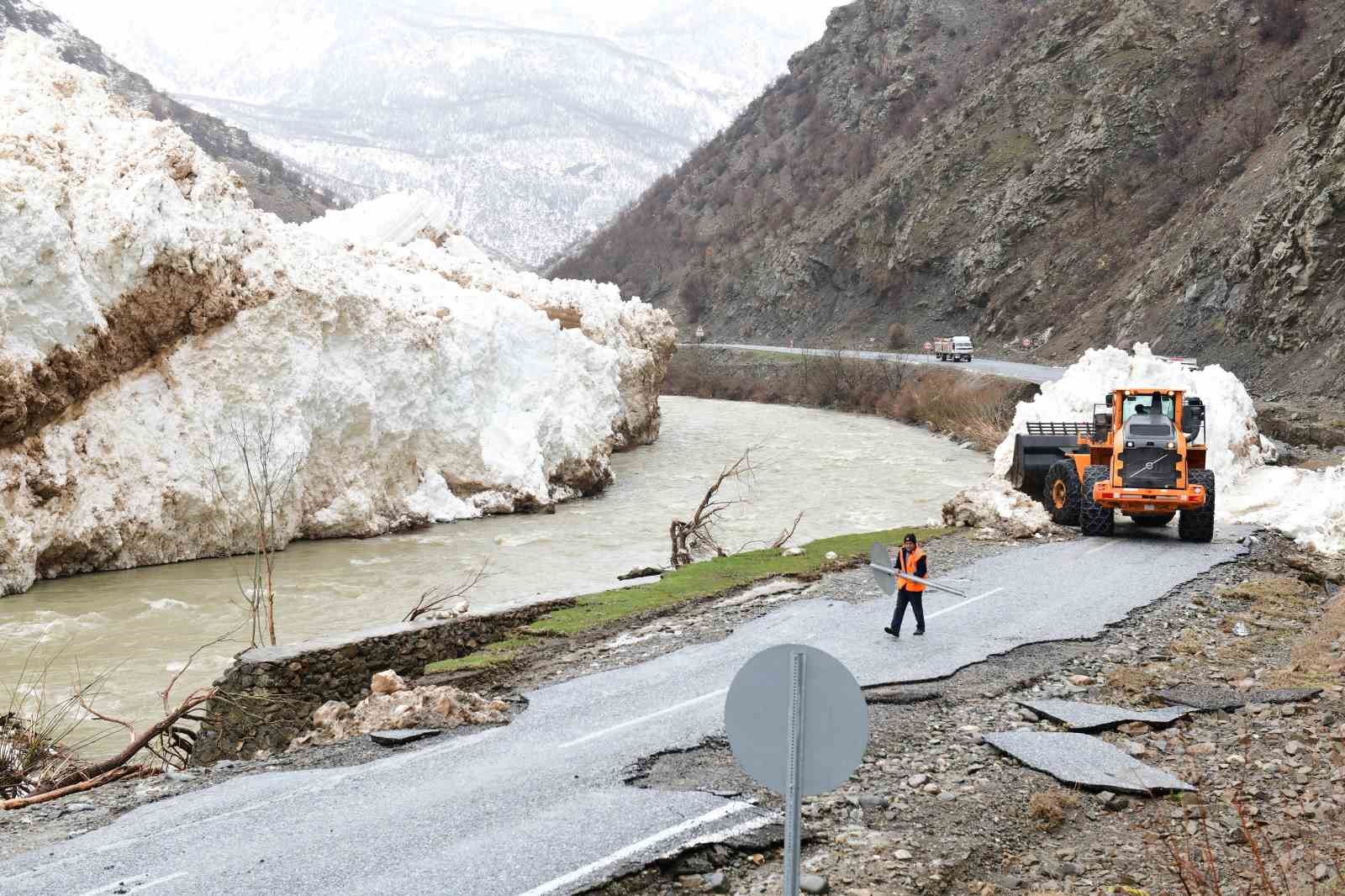 Çatak’ta çığ temizleme çalışmaları devam ediyor