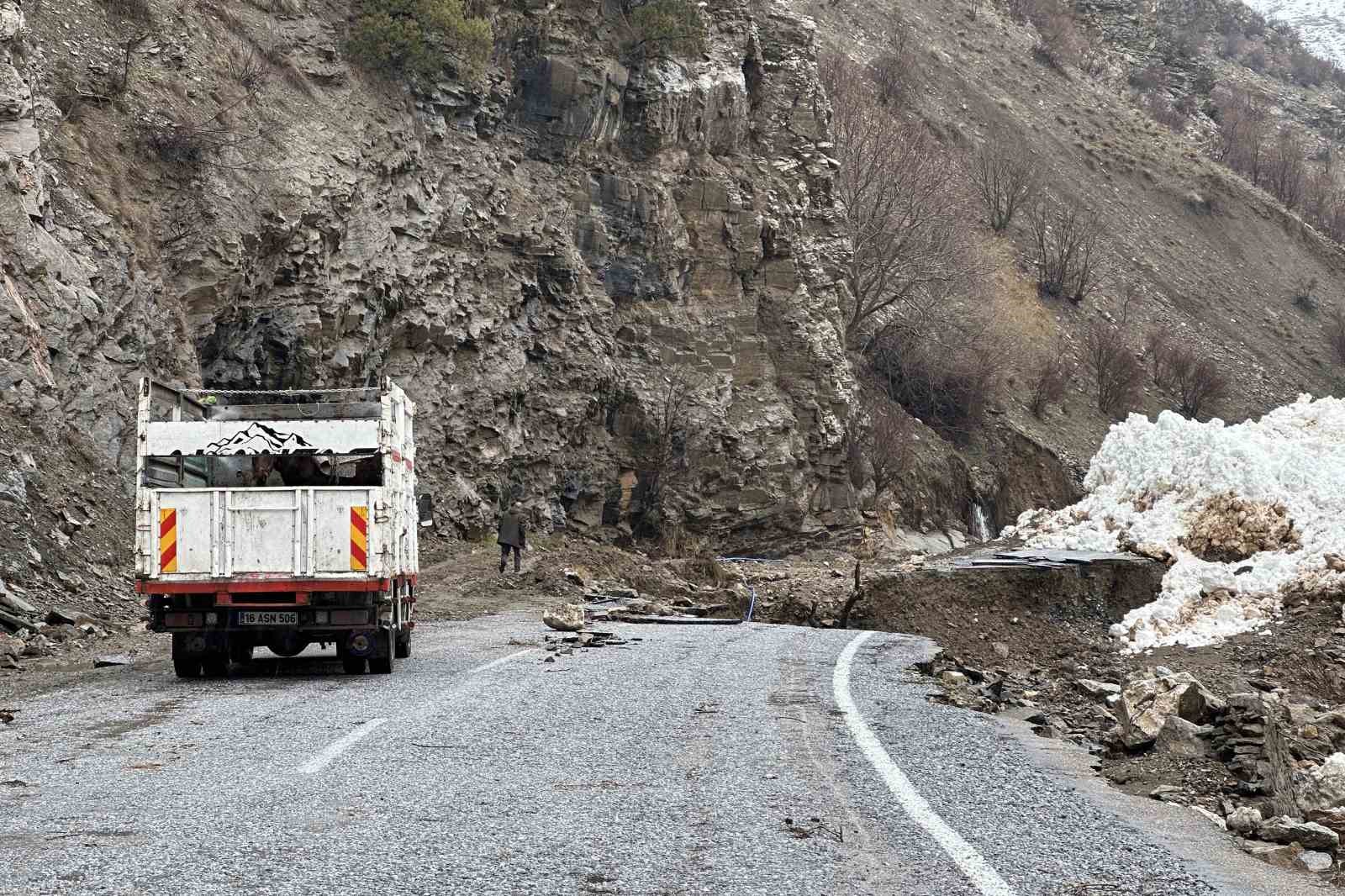 Çatak’ta çığ temizleme çalışmaları devam ediyor