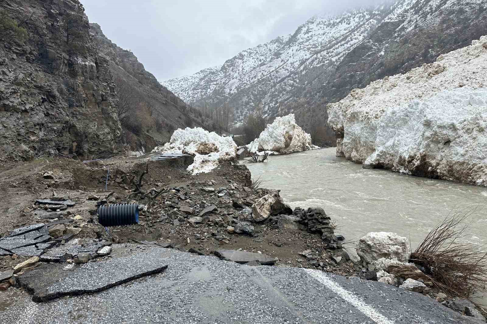 Çatak’ta çığ temizleme çalışmaları devam ediyor