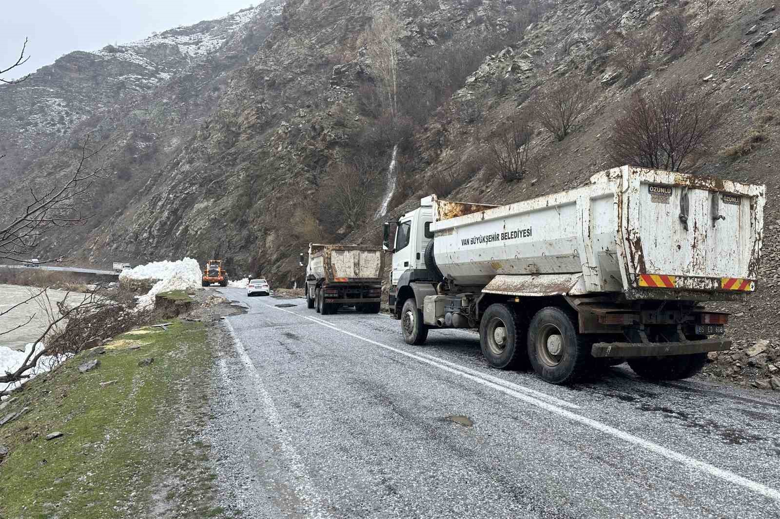 Çatak’ta çığ temizleme çalışmaları devam ediyor