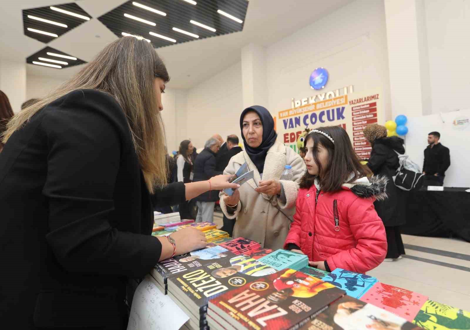 1. Van Çocuk Edebiyatı Fuarı açıldı