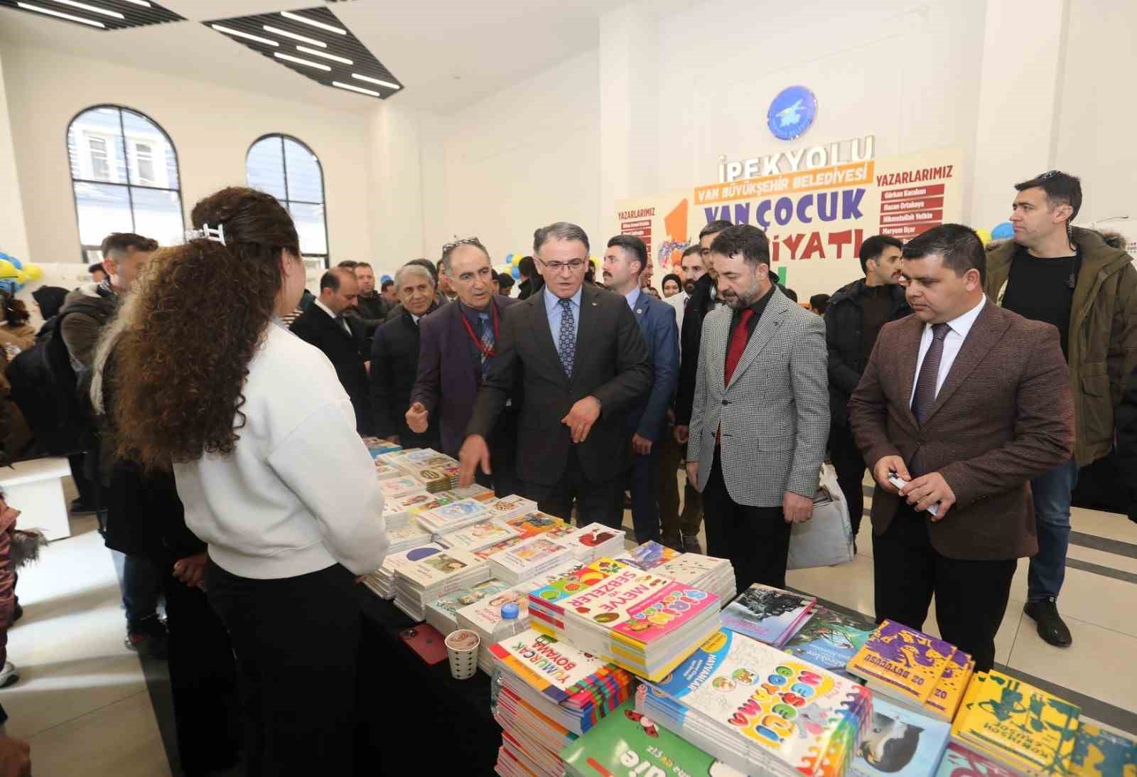 1. Van Çocuk Edebiyatı Fuarı açıldı