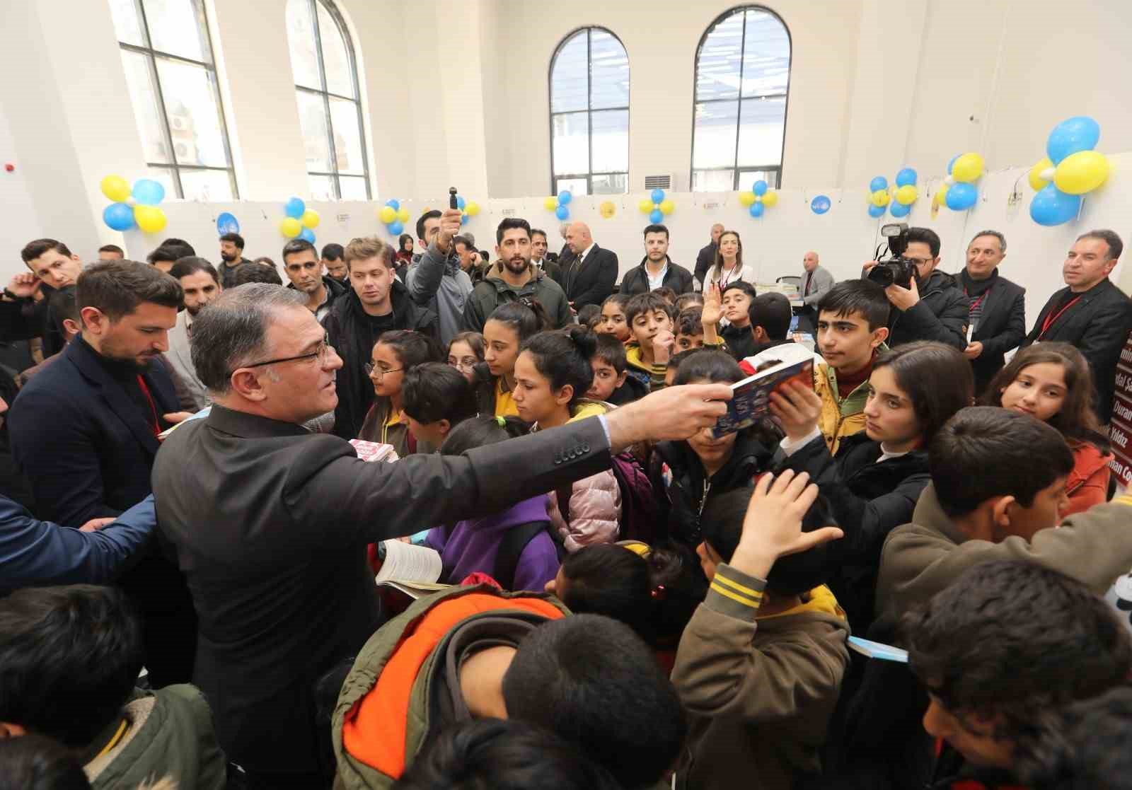 1. Van Çocuk Edebiyatı Fuarı açıldı