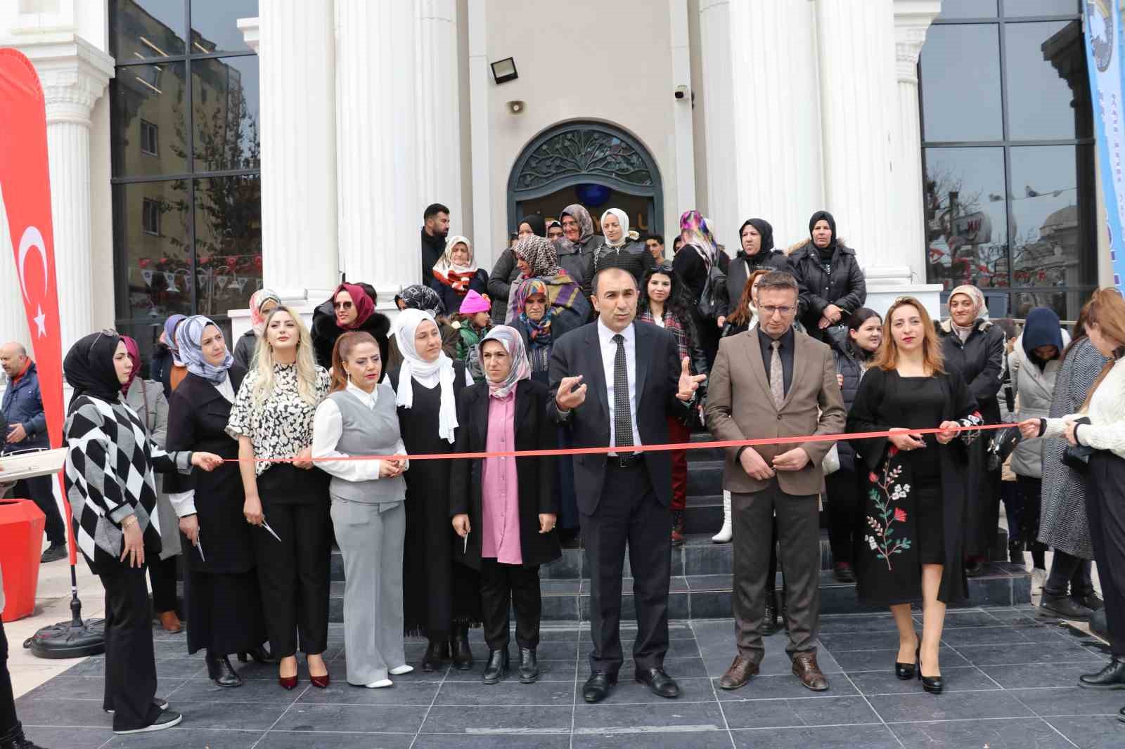 Kadınların el emeği göz nuru ürünleri sergilendi