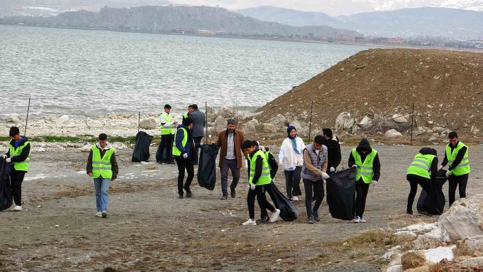 İmam Hatip Lisesi öğrencileri Van Gölü sahilini temizledi