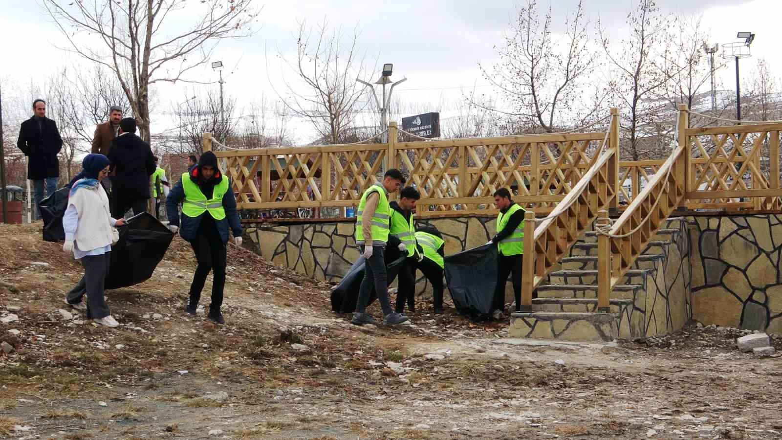 İmam Hatip Lisesi öğrencileri Van Gölü sahilini temizledi