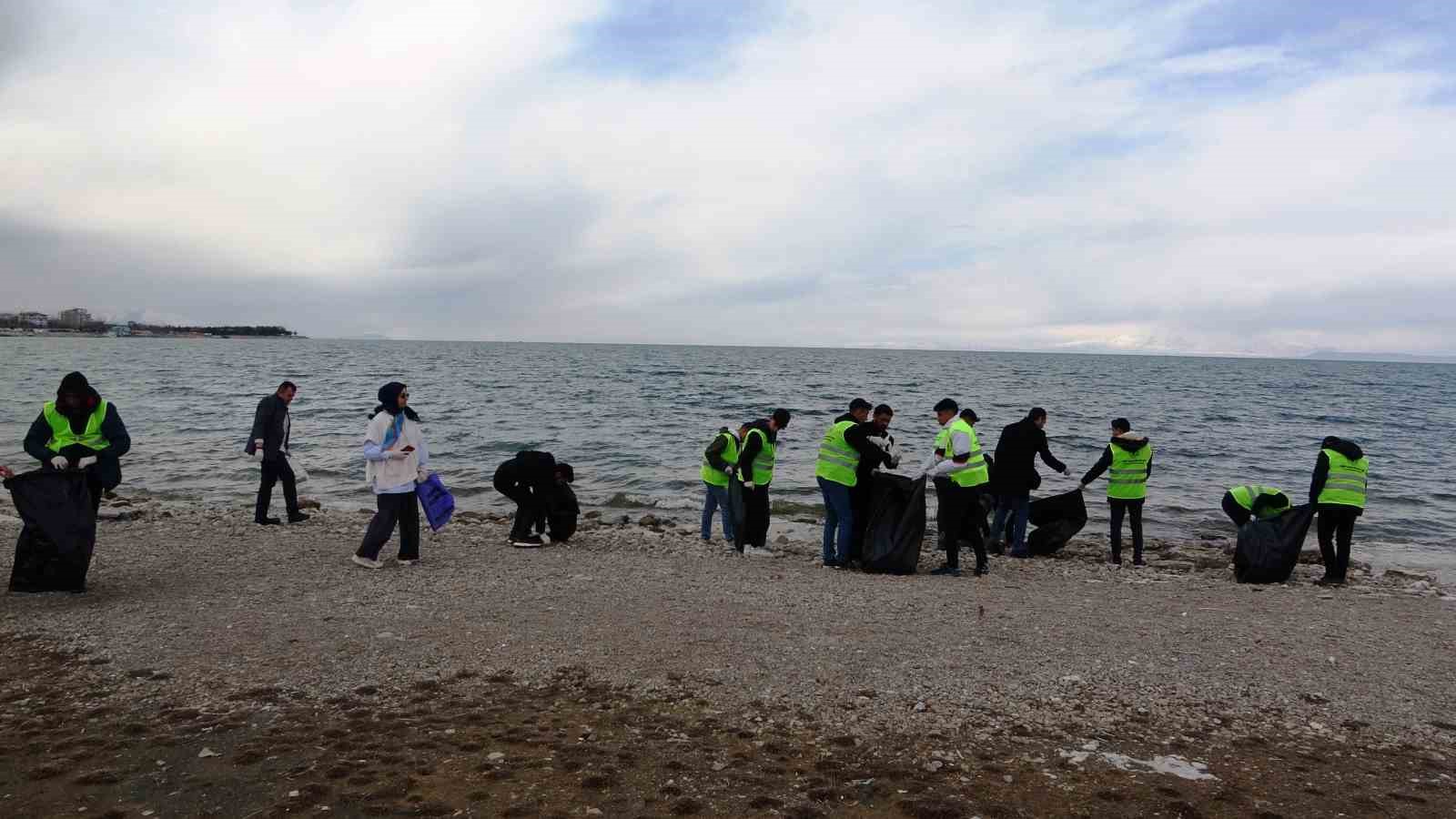 İmam Hatip Lisesi öğrencileri Van Gölü sahilini temizledi
