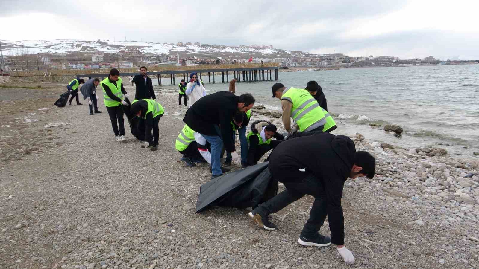 İmam Hatip Lisesi öğrencileri Van Gölü sahilini temizledi