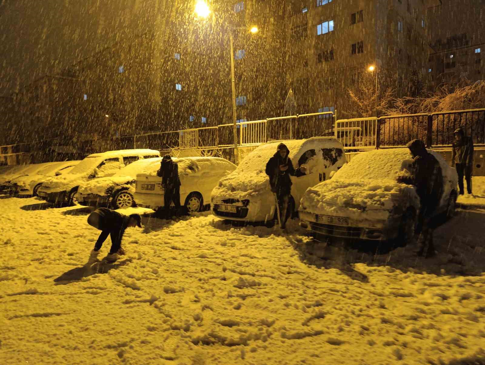 Van’da mart ayında lapa lapa kar yağdı