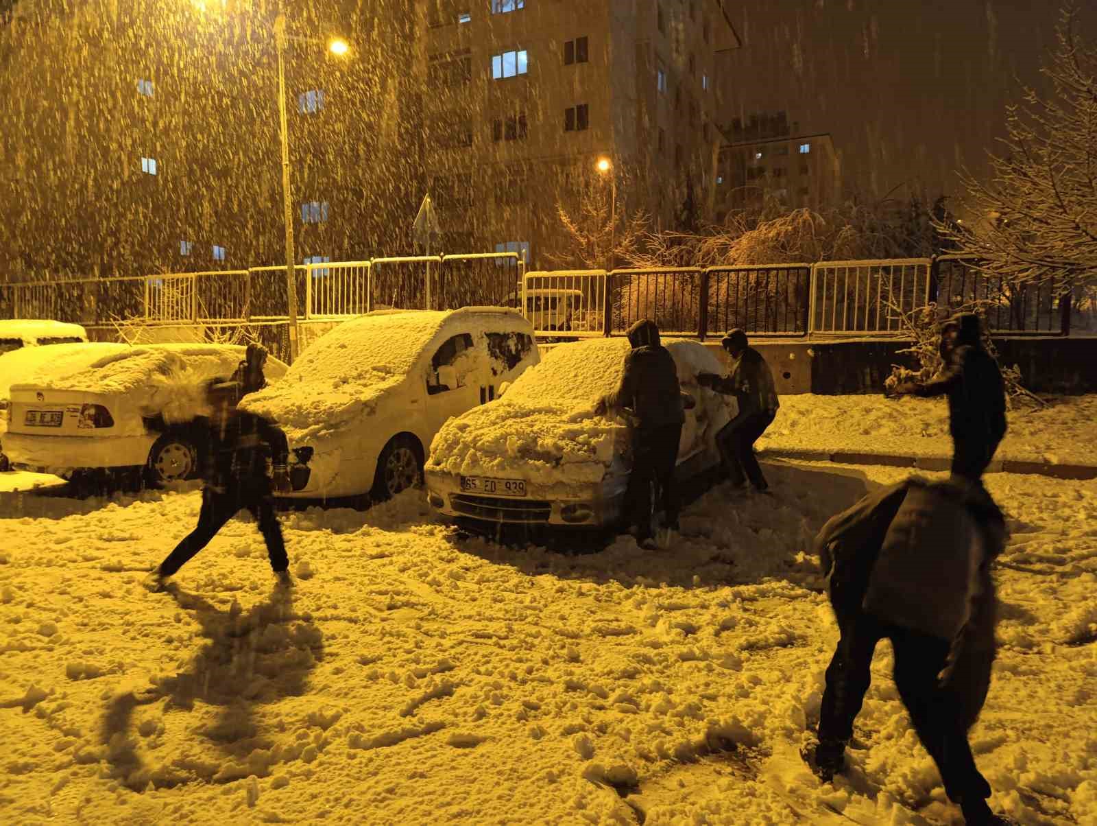 Van’da mart ayında lapa lapa kar yağdı