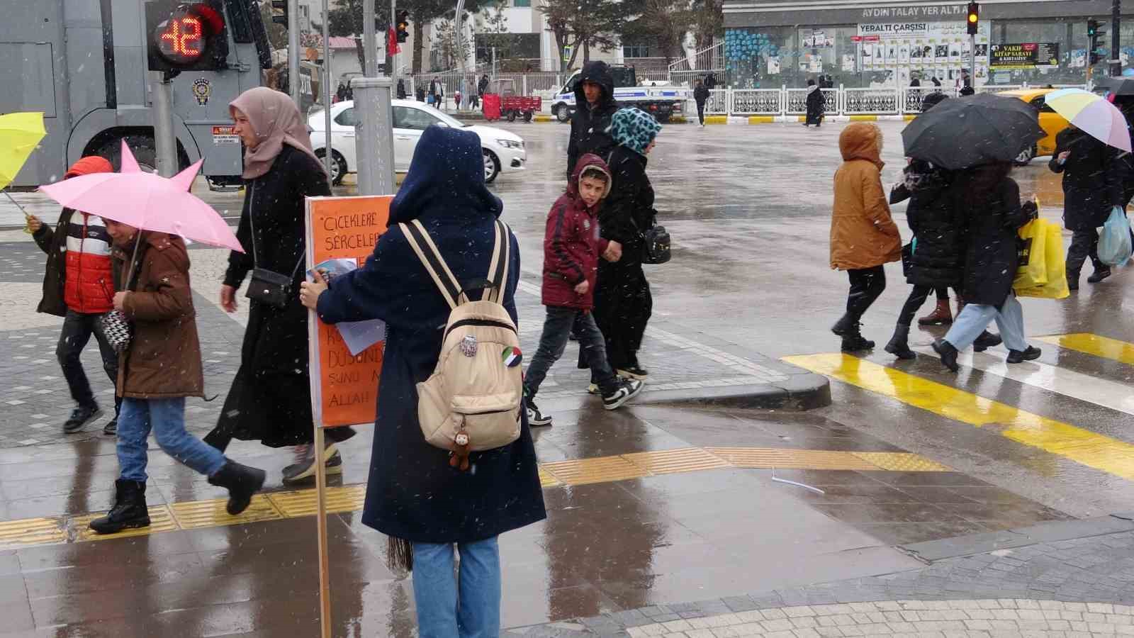 İki kardeş Gazze için her gün aynı yerde saatlerce bekliyor