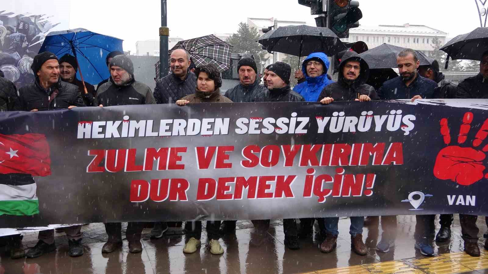 Van’daki sağlık çalışanlarından kar yağışı altında Gazze için ’sessiz protesto’